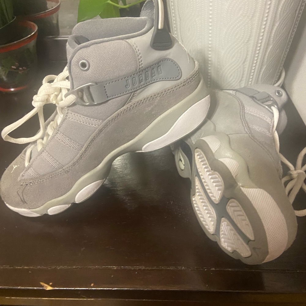 Jordan Boy’s Sneakers - 6 Ring PS Wolf Grey Goat Sneakers - Picture 4 of 4